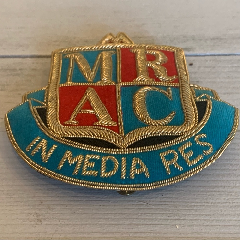 Vintage MRAC IN MEDIA RES Crest Emblem Badge Gold Bullion Embroidery With Case - Picture 5 of 9